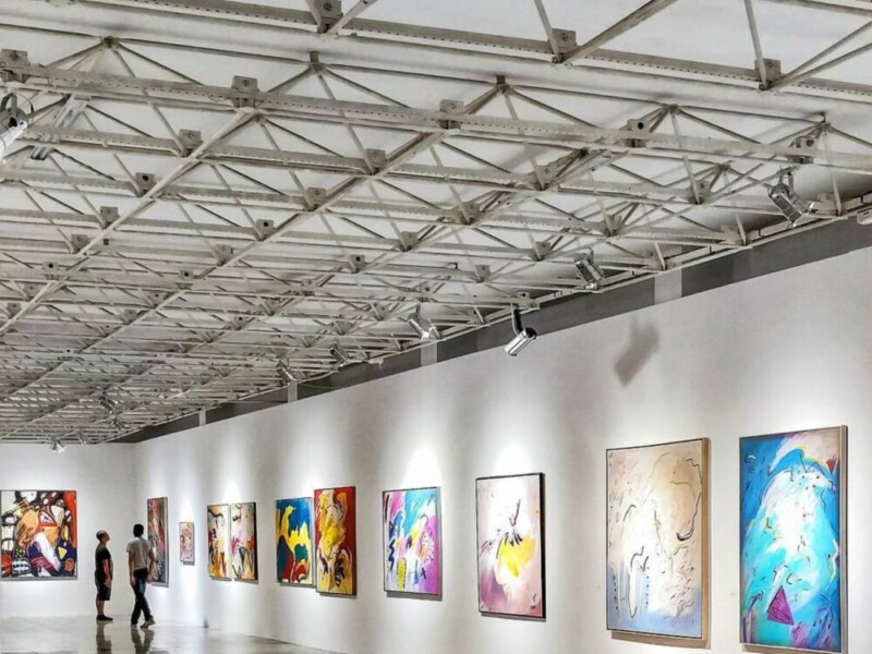 How bright should the light be in an exhibition hall?